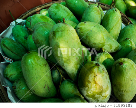 green mango for sale in a market 31995185