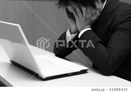 悩むビジネスマン 悩むビジネスマン 31996435