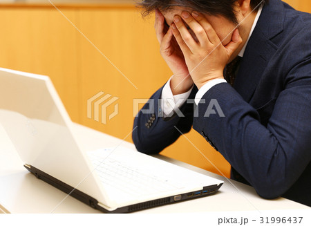 悩むビジネスマン 悩むビジネスマン 31996437