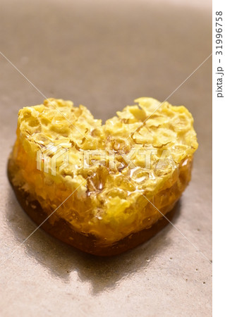 ハート形の巣蜜（愛はとろけるように甘く傷つきやすく候！））美容　健康　美白　長寿　素材 31996758