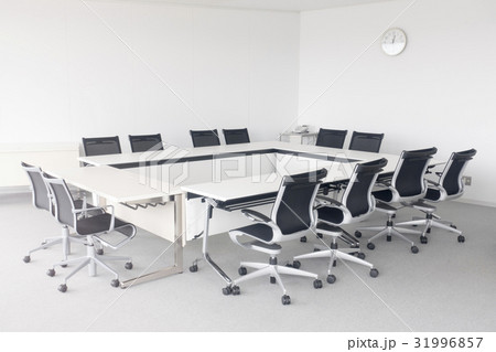 白いモノトーン調の爽やかな色調のレンタル会議室 白いモノトーン調の爽やかな色調のレンタル会議室 31996857