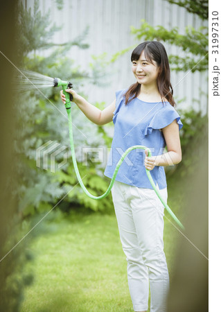 ガーデニングイメージ20代女性 31997310