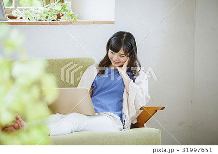 ソファでノートパソコンを使う女性 31997651