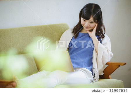 ソファでノートパソコンを使う女性 31997652