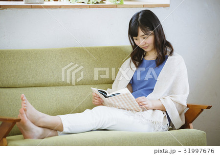 ソファで読書をする女性 ソファで読書をする女性 31997676