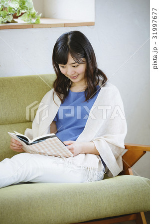 ソファで読書をする女性 31997677