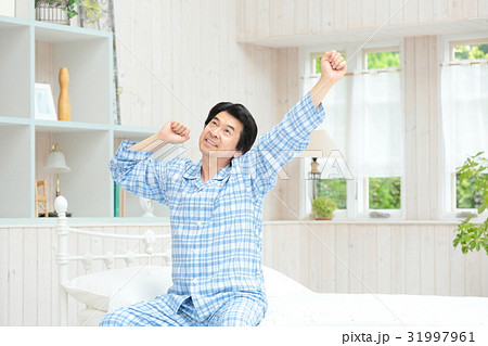 ミドル男性　ベットルーム 31997961