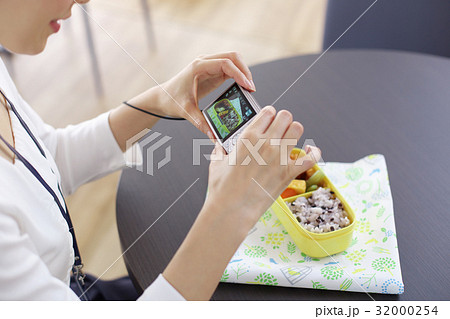 お弁当の写真を撮る人 ランチ お弁当 お弁当の写真を撮る人 ランチ お弁当 32000254