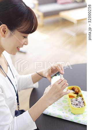 お弁当の写真を撮る人　ランチ　お弁当 32000256