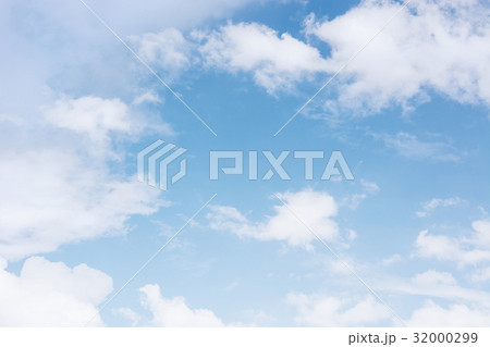 white fluffy clouds in the blue sky 32000299