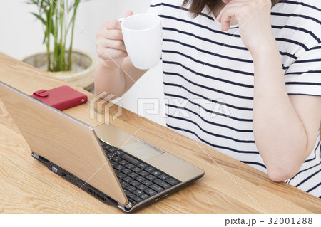 ノートパソコンを操作する若い女性　ボディパーツ　パーツカット 32001288