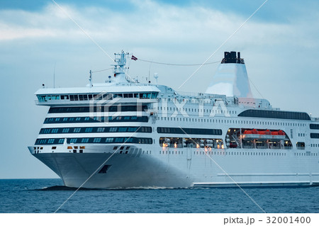 White passenger ship White passenger ship 32001400