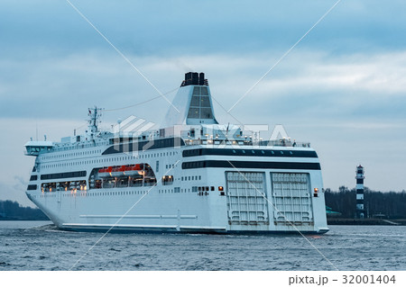 White passenger ship White passenger ship 32001404