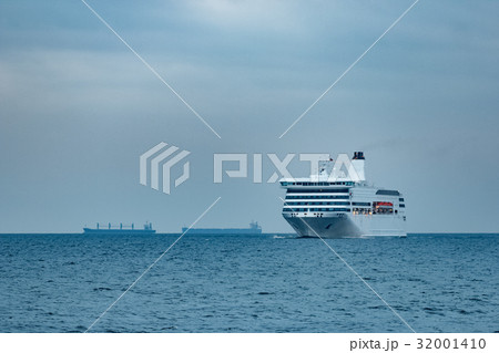 White passenger ship 32001410