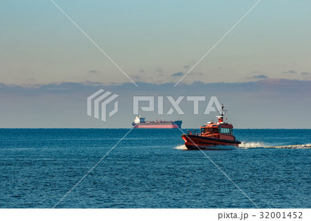 Orange pilot ship 32001452