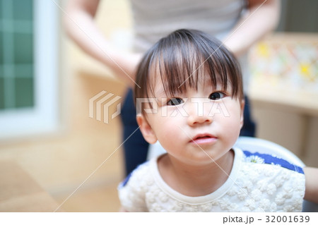 ヘアセット 親子 ベビー 幼児 女の子 1才 1歳 ママ ファミリー 髪の毛 頭 結ぶ の写真素材