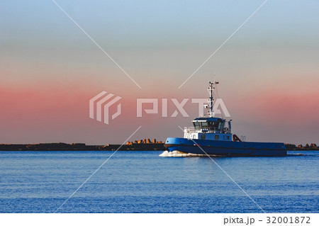 Blue small tug ship 32001872