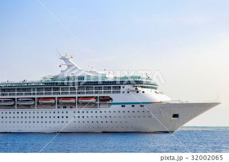 White cruise ship underway 32002065