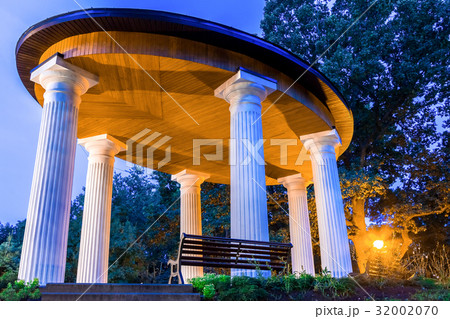 Alcove with white columns 32002070