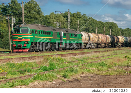 Freight train with tank wagons 32002086