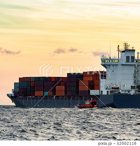 Blue container ship Blue container ship 32002116