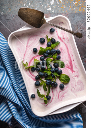 Semifreddo with blueberry and mint in the cerami Semifreddo with blueberry and mint in the cerami 32002442