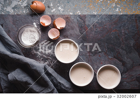 Creme brulee  without the caramelized crust in th 32002607