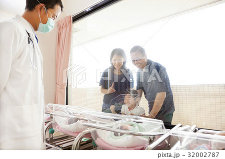 Family watching newborn in childbearing center  32002787