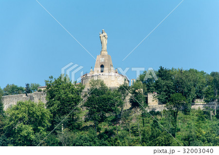 スペインサンセバスチャンの街並み　丘の上に立つ大きい石造 32003040