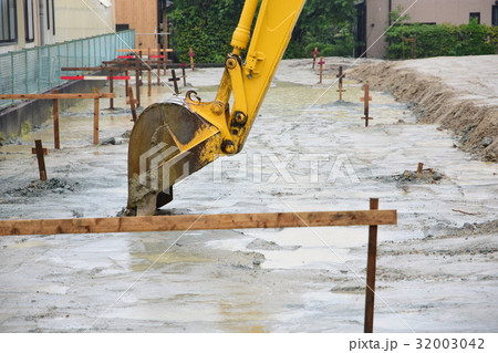 雨の中の工事現場 雨の中の工事現場 32003042