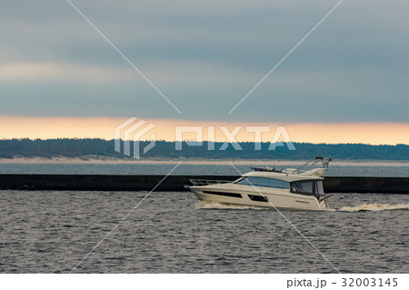 White small speed boat 32003145