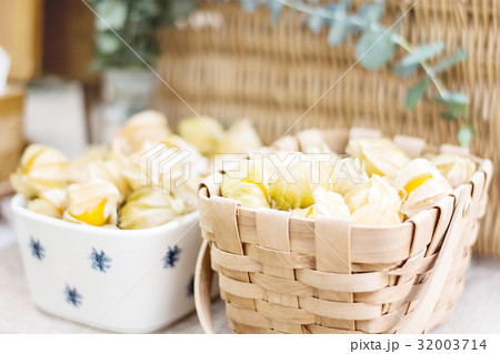 Cape gooseberry (Physalis) in basket 32003714
