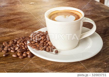 Heart-shaped pattern of coffee latte art Heart-shaped pattern of coffee latte art 32003731