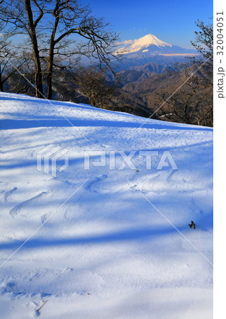 冬の丹沢・塔ノ岳稜線から見る富士山 冬の丹沢・塔ノ岳稜線から見る富士山 32004051