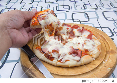 Pizza on tray 32004118