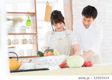 若い夫婦、カップル、キッチン、料理、食事、準備 若い夫婦、カップル、キッチン、料理、食事、準備 32005024