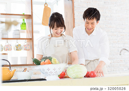 若い夫婦、カップル、キッチン、料理、食事、準備 32005026