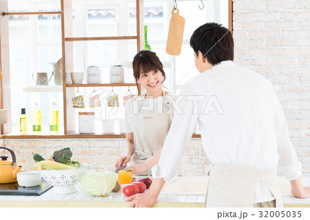 若い夫婦、カップル、キッチン、料理、食事、準備 32005035