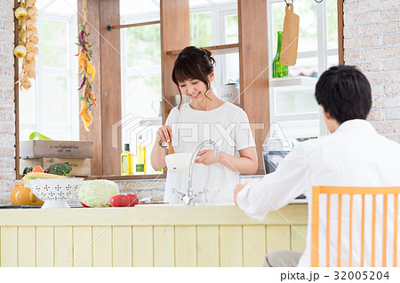 若い夫婦、カップル、キッチン、料理、食事、準備、休日 32005204