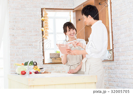 若い夫婦、カップル、キッチン、料理、食事、準備、休日 若い夫婦、カップル、キッチン、料理、食事、準備、休日 32005705