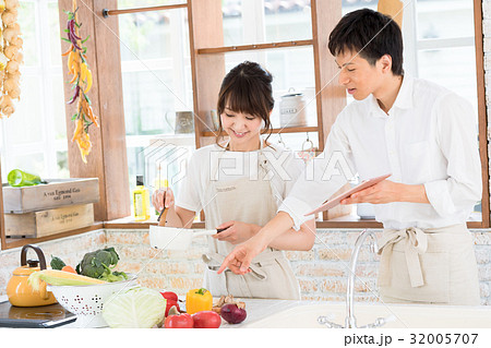 若い夫婦、カップル、キッチン、料理、食事、準備、休日 32005707