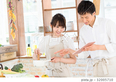 若い夫婦、カップル、キッチン、料理、食事、準備、休日 32005710