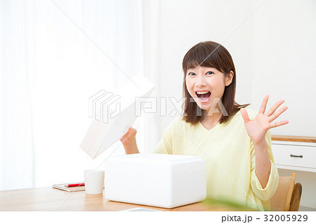 箱を開ける女性 通販 ネットショッピング ネット通販 箱を開ける女性 通販 ネットショッピング ネット通販 32005929