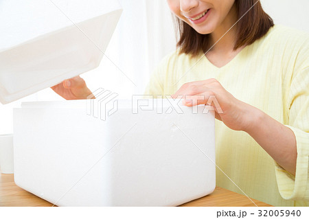 箱を開ける女性 通販 ネットショッピング ネット通販の写真素材