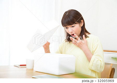 送りつけ詐欺　配送トラブル　箱を開ける女性　通販　ネットショッピング　ネット通販 32005969