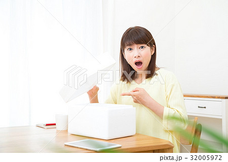 送りつけ詐欺 配送トラブル 箱を開ける女性 通販 ネットショッピング ネット通販 送りつけ詐欺 配送トラブル 箱を開ける女性 通販 ネットショッピング ネット通販 32005972