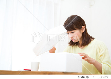 送りつけ詐欺　配送トラブル　箱を開ける女性　通販　ネットショッピング　ネット通販 32005989