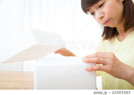 送りつけ詐欺　配送トラブル　箱を開ける女性　通販　ネットショッピング　ネット通販 32005995