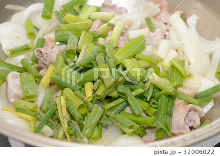 おいしい豚肉と玉葱とネギの炒め 32006022