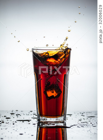 Splashes of drink from a glass Splashes of drink from a glass 32006029